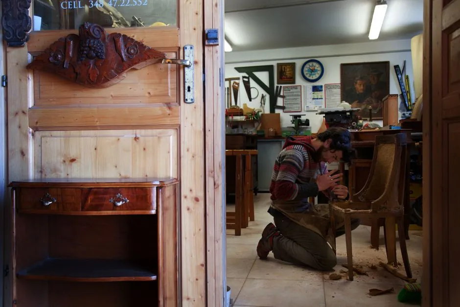 Interieur de l atelier de menuiserie avec meubles en bois et chaise en cours de restauration