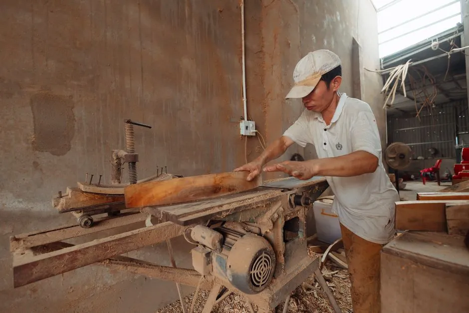 Travail du bois sur une raboteuse en atelier