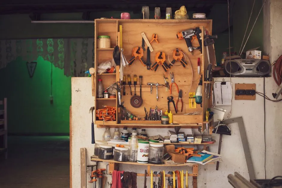 Mur d outils de menuiserie ranges dans l atelier