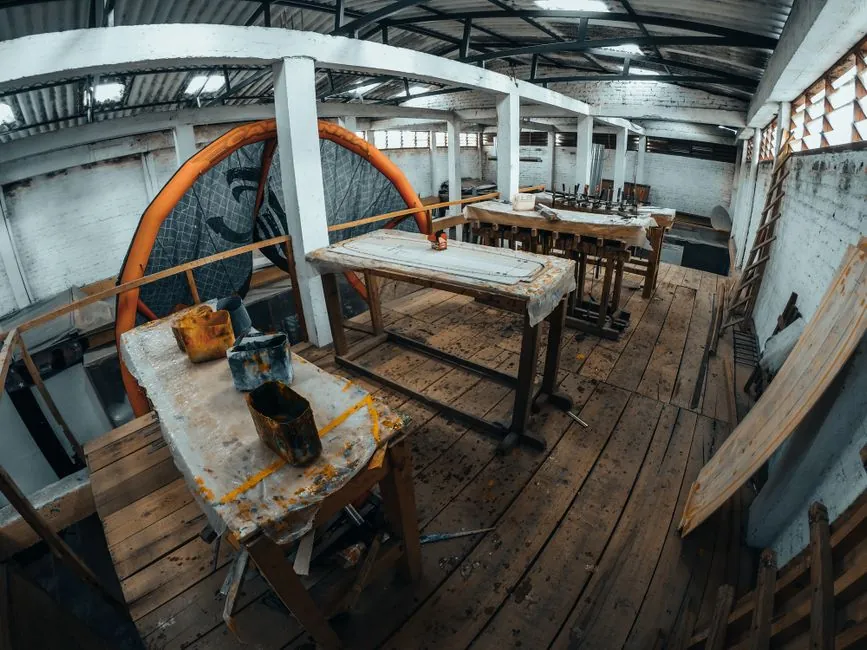 Vue large d un atelier de menuiserie en activite